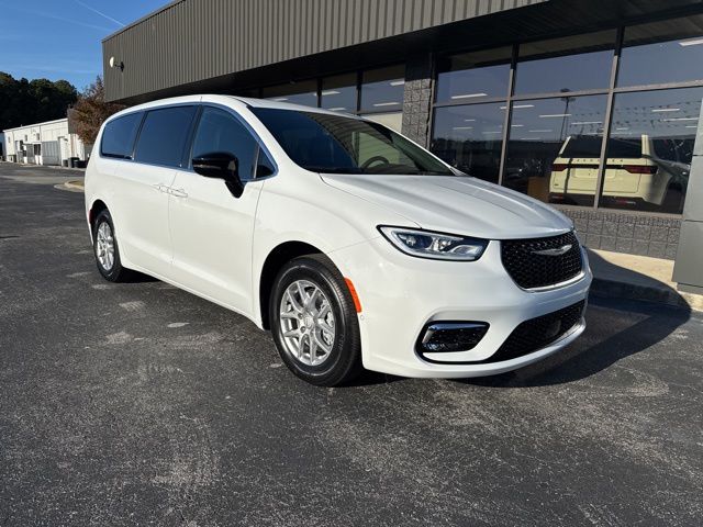 2026 Chrysler Pacifica Select's photo