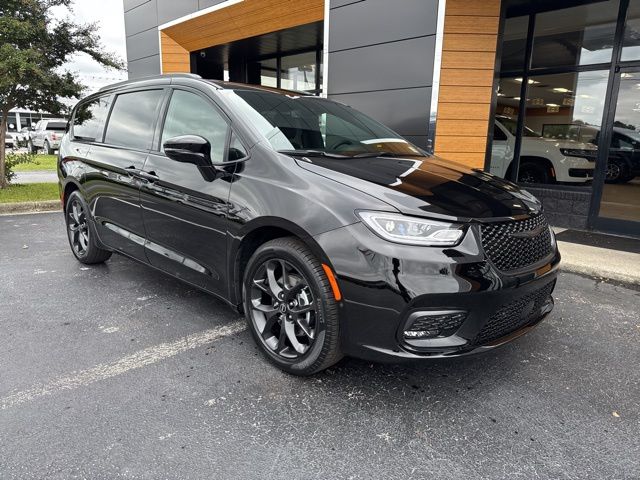 2026 Chrysler Pacifica Limited's photo