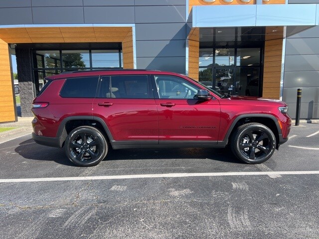 2025 Jeep Grand Cherokee Limited photo 2