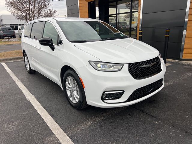 2026 Chrysler Pacifica Select's photo
