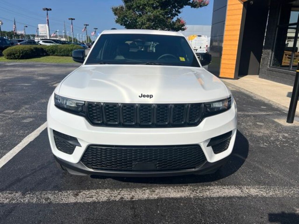 Used 2024 Jeep Grand Cherokee Altitude SUV