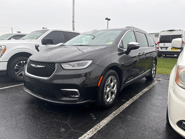 2023 Chrysler Pacifica Limited's photo