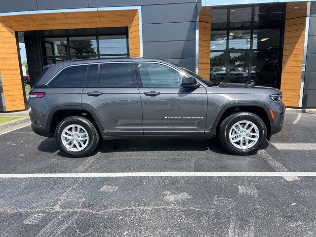 2025 Jeep Grand Cherokee Laredo X photo 2