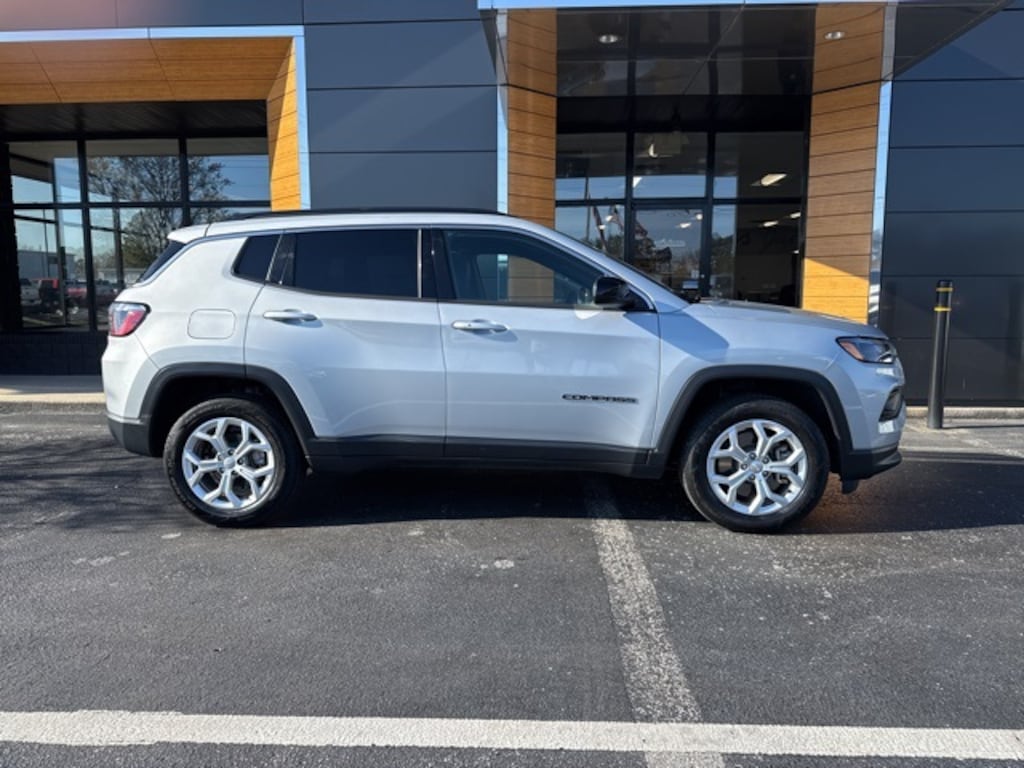 Used 2024 Jeep Compass Latitude SUV