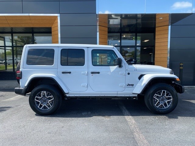 2025 Jeep Wrangler Sahara photo 2
