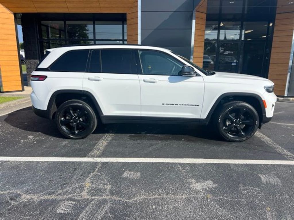 Used 2024 Jeep Grand Cherokee Altitude SUV