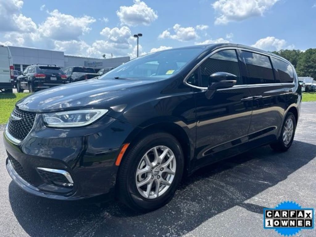 Used 2025 Chrysler Pacifica Select Minivan