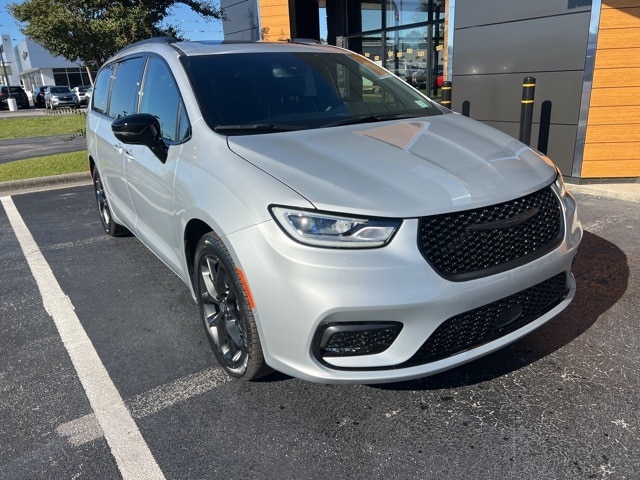 2026 Chrysler Pacifica Limited's photo