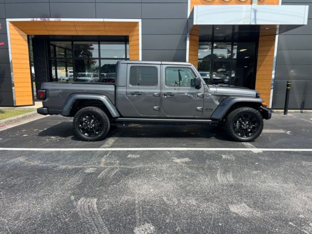 Used 2025 Jeep Gladiator Nighthawk Crew Cab