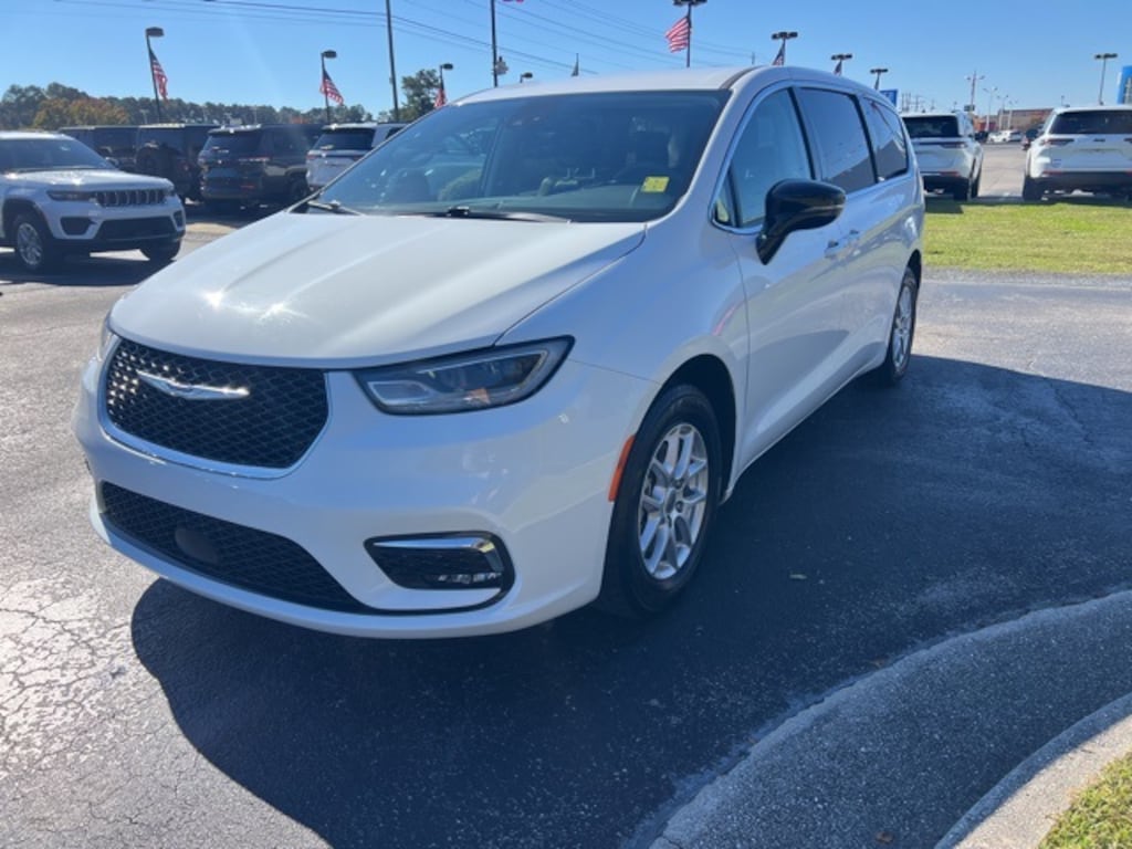 Used 2024 Chrysler Pacifica Touring L Minivan