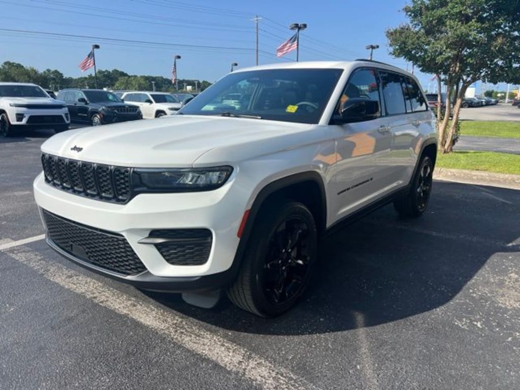 Used 2024 Jeep Grand Cherokee Altitude SUV