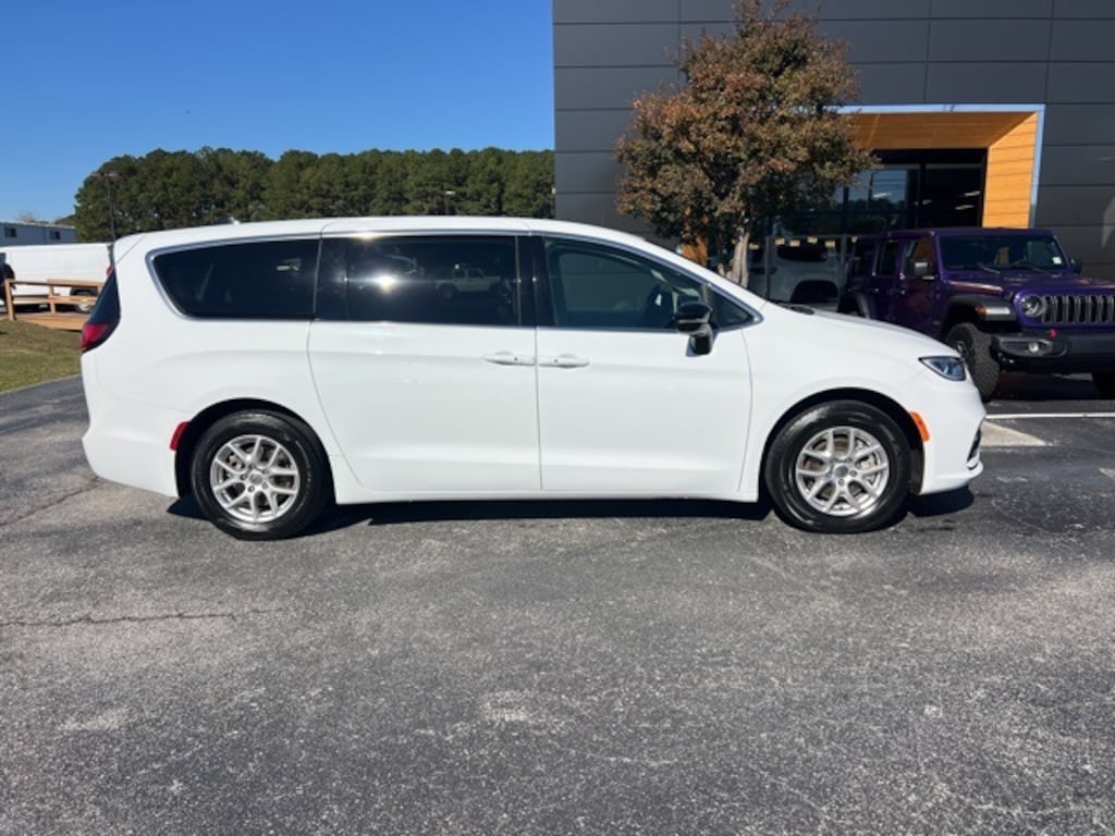 Used 2024 Chrysler Pacifica Touring L Minivan