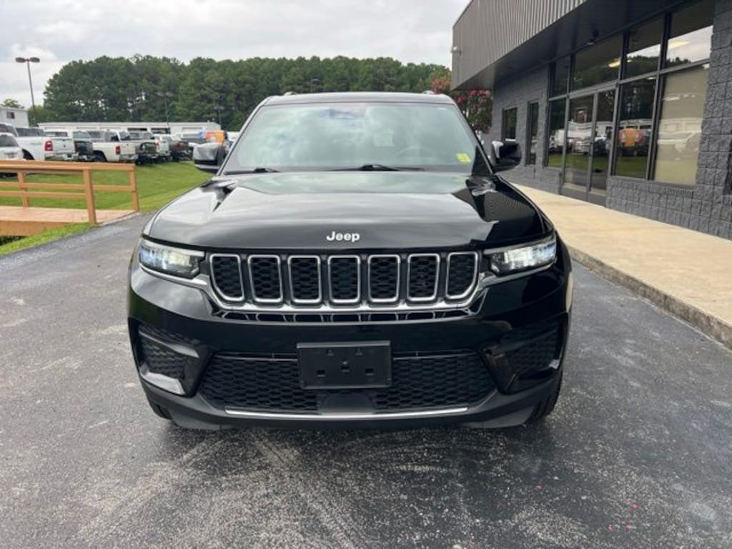 Used 2024 Jeep Grand Cherokee Laredo SUV