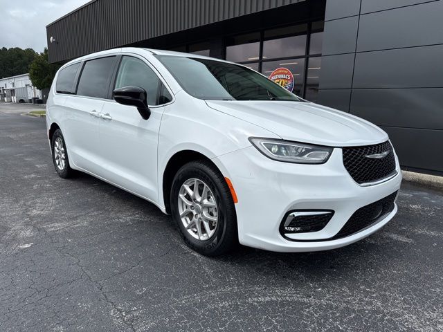 2024 Chrysler Pacifica Touring L's photo