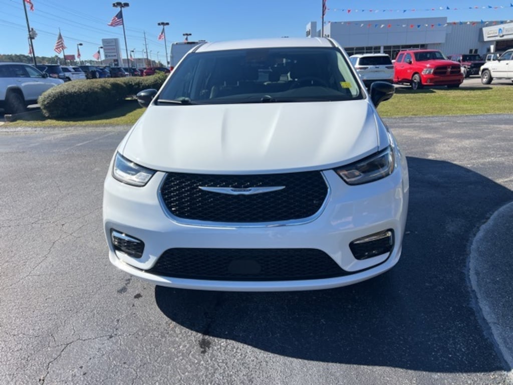 Used 2024 Chrysler Pacifica Touring L Minivan