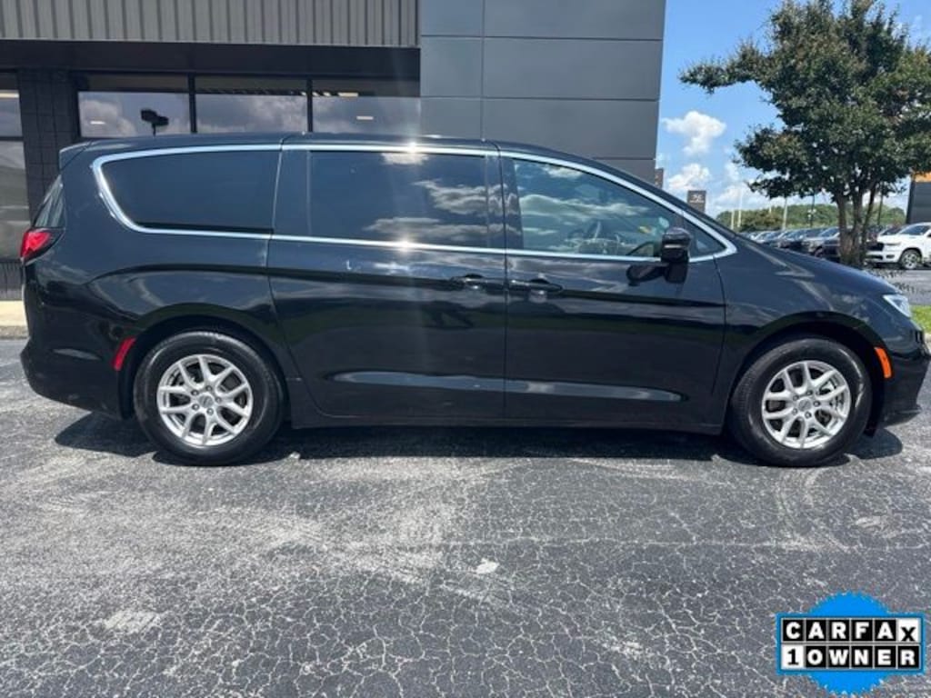 Used 2025 Chrysler Pacifica Select Minivan