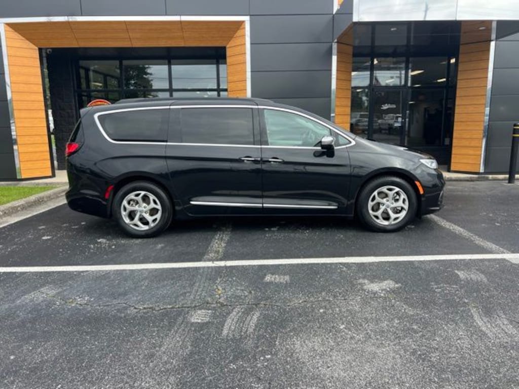 Used 2023 Chrysler Pacifica Limited Minivan