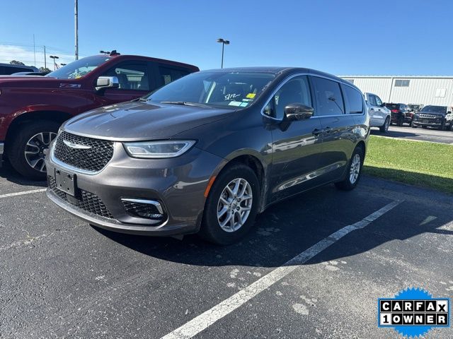 2023 Chrysler Pacifica Touring L's photo