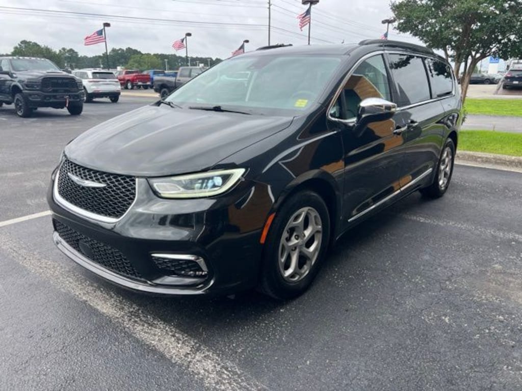 Used 2023 Chrysler Pacifica Limited Minivan