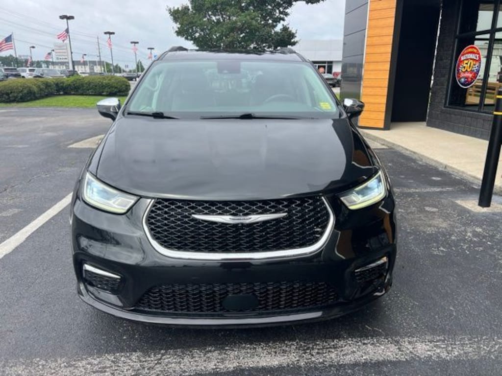 Used 2023 Chrysler Pacifica Limited Minivan