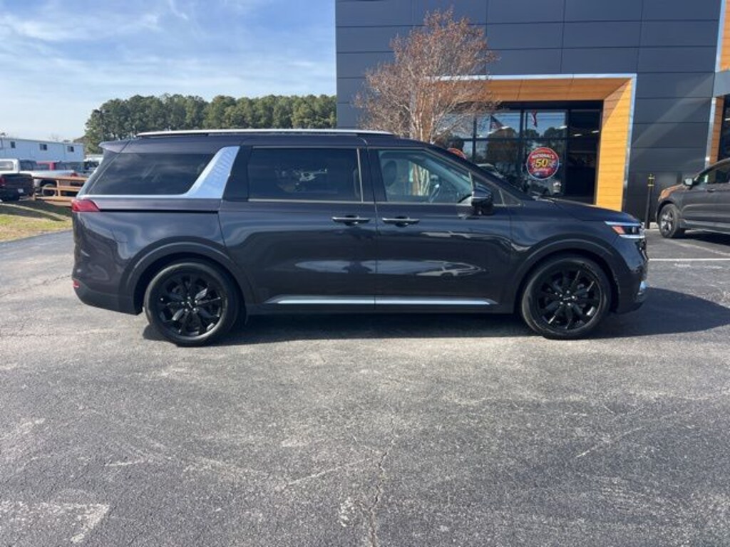 Used 2022 Kia Carnival SX Minivan