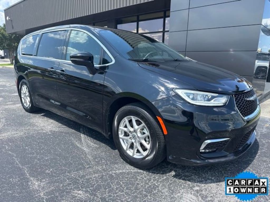 Used 2025 Chrysler Pacifica Select Minivan