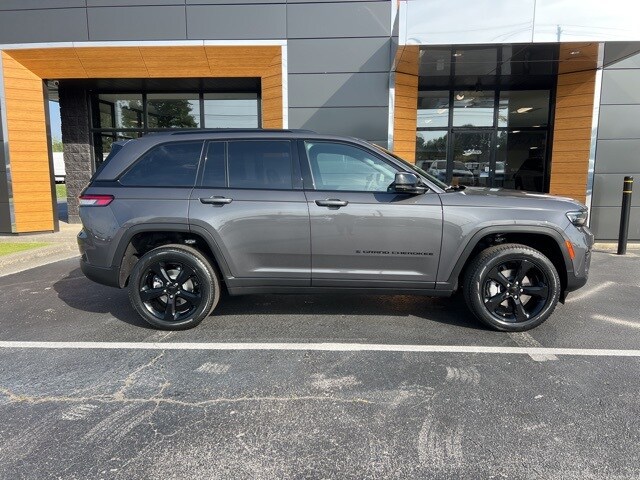 2025 Jeep Grand Cherokee Limited photo 2