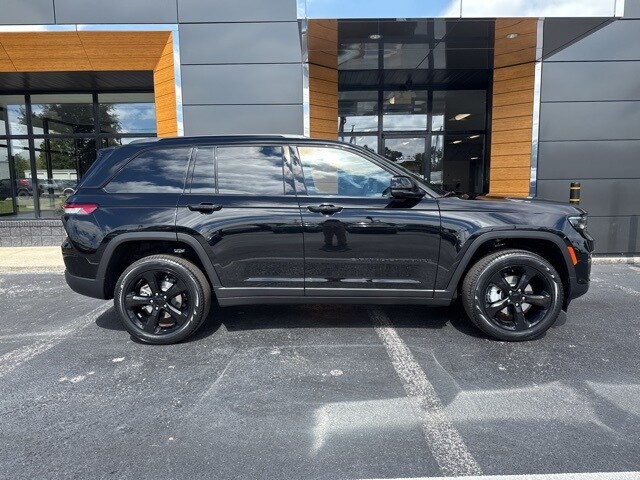 2025 Jeep Grand Cherokee Limited photo 2