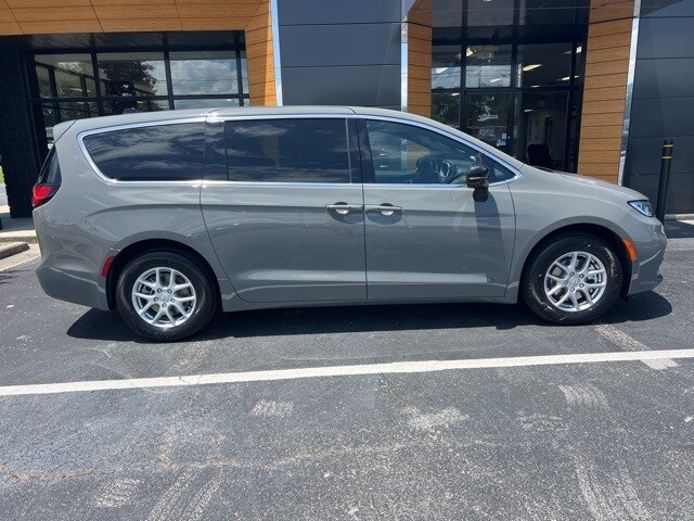 2025 Chrysler Pacifica photo 2
