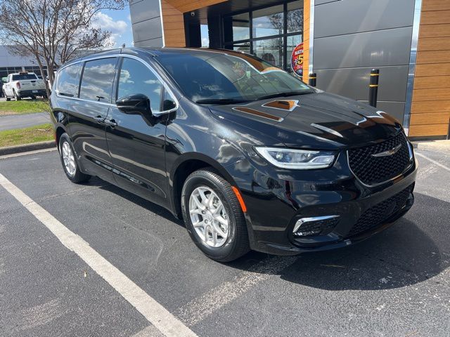 2026 Chrysler Pacifica Select's photo