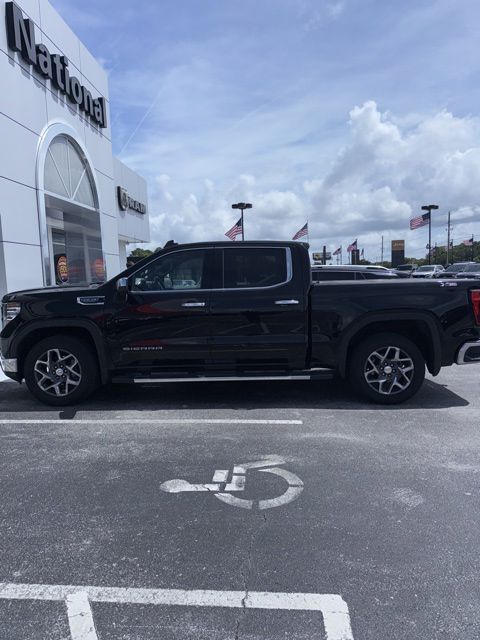2022 GMC Sierra 4WD Crew Cab Short Box SLT's photo