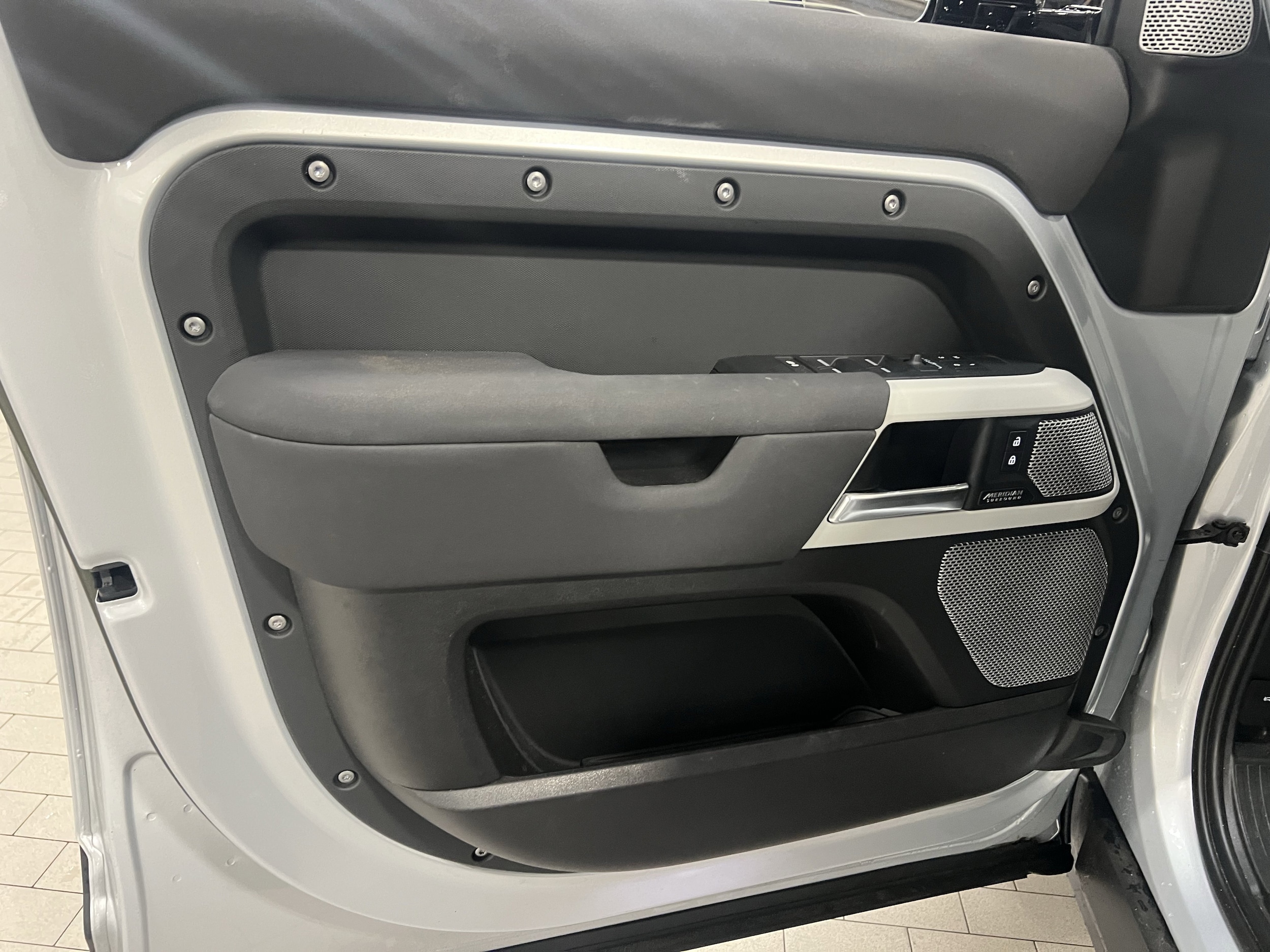 2023 Land Rover Defender SE photo 3