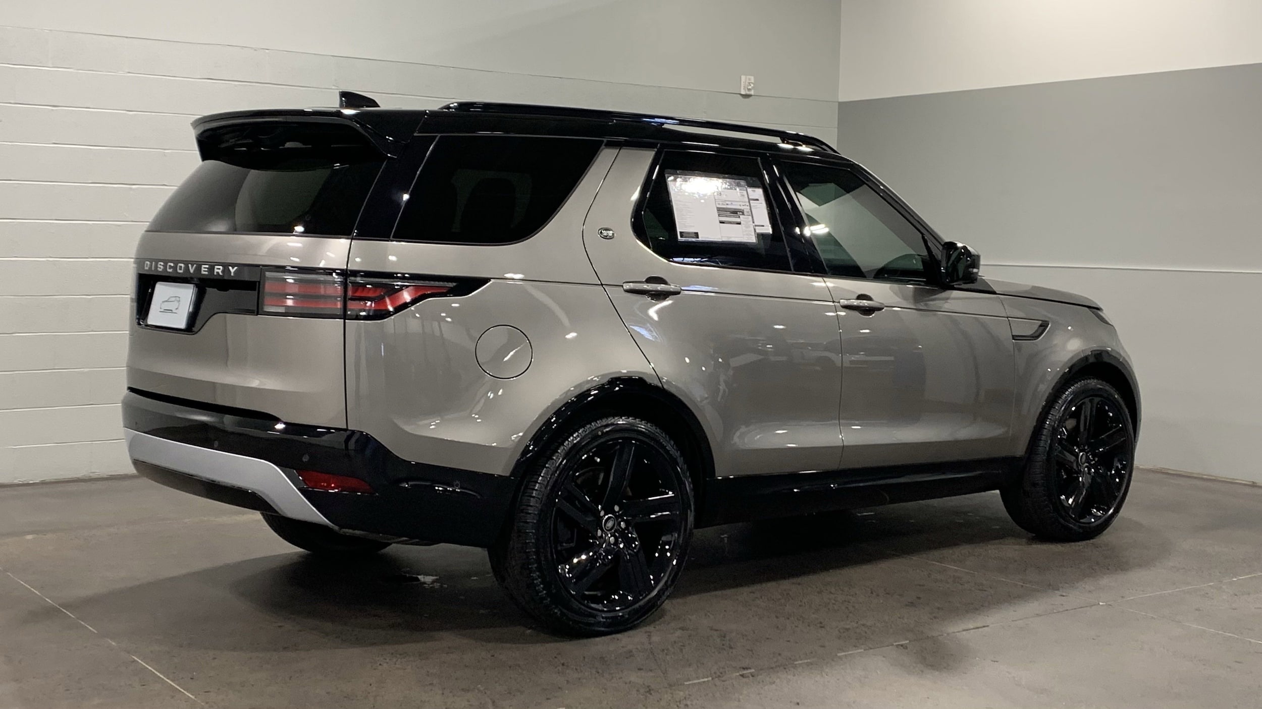 2025 Land Rover Discovery Metropolitan Edition photo 2
