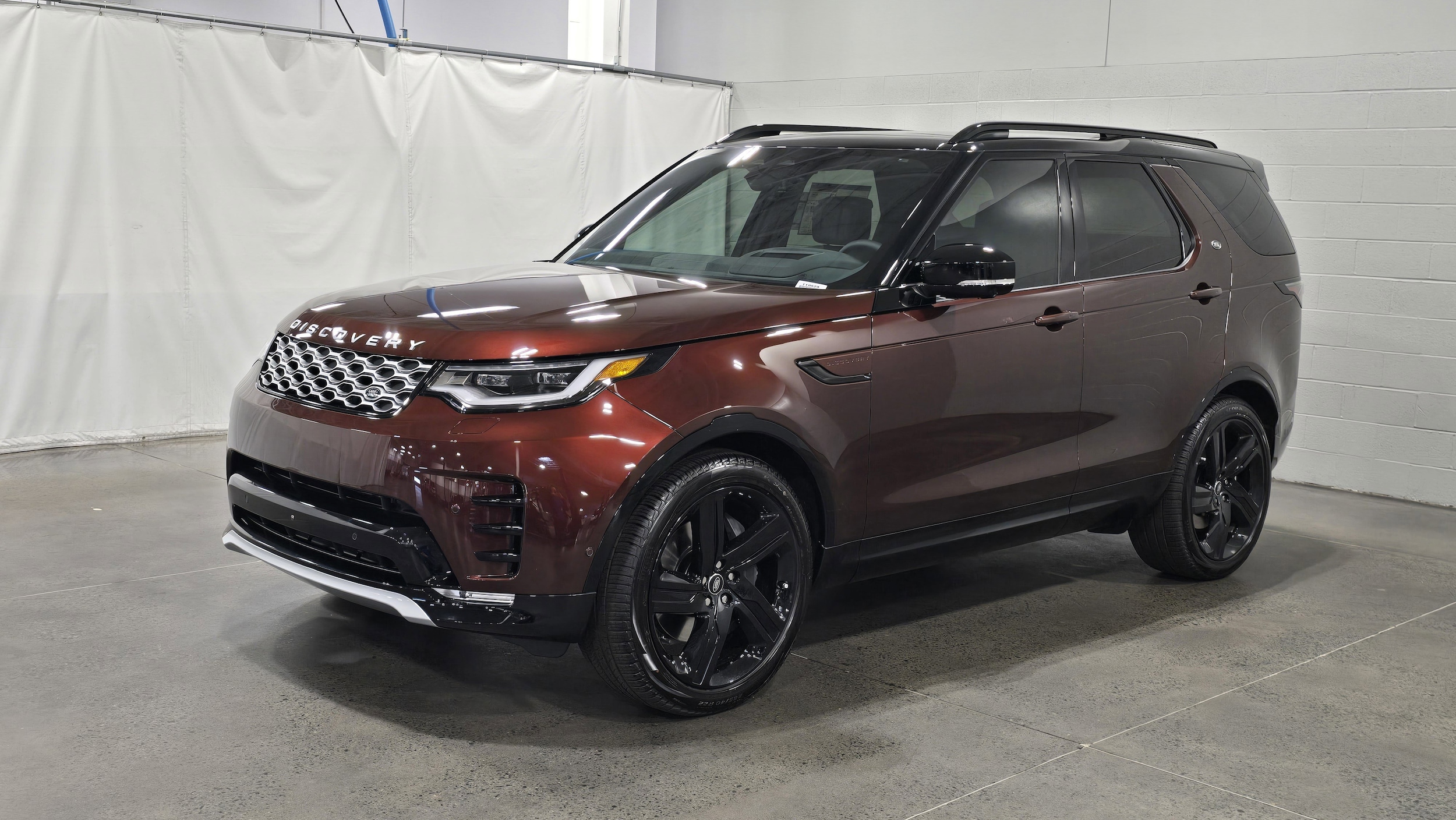 2026 Land Rover Discovery Tempest Edition's photo