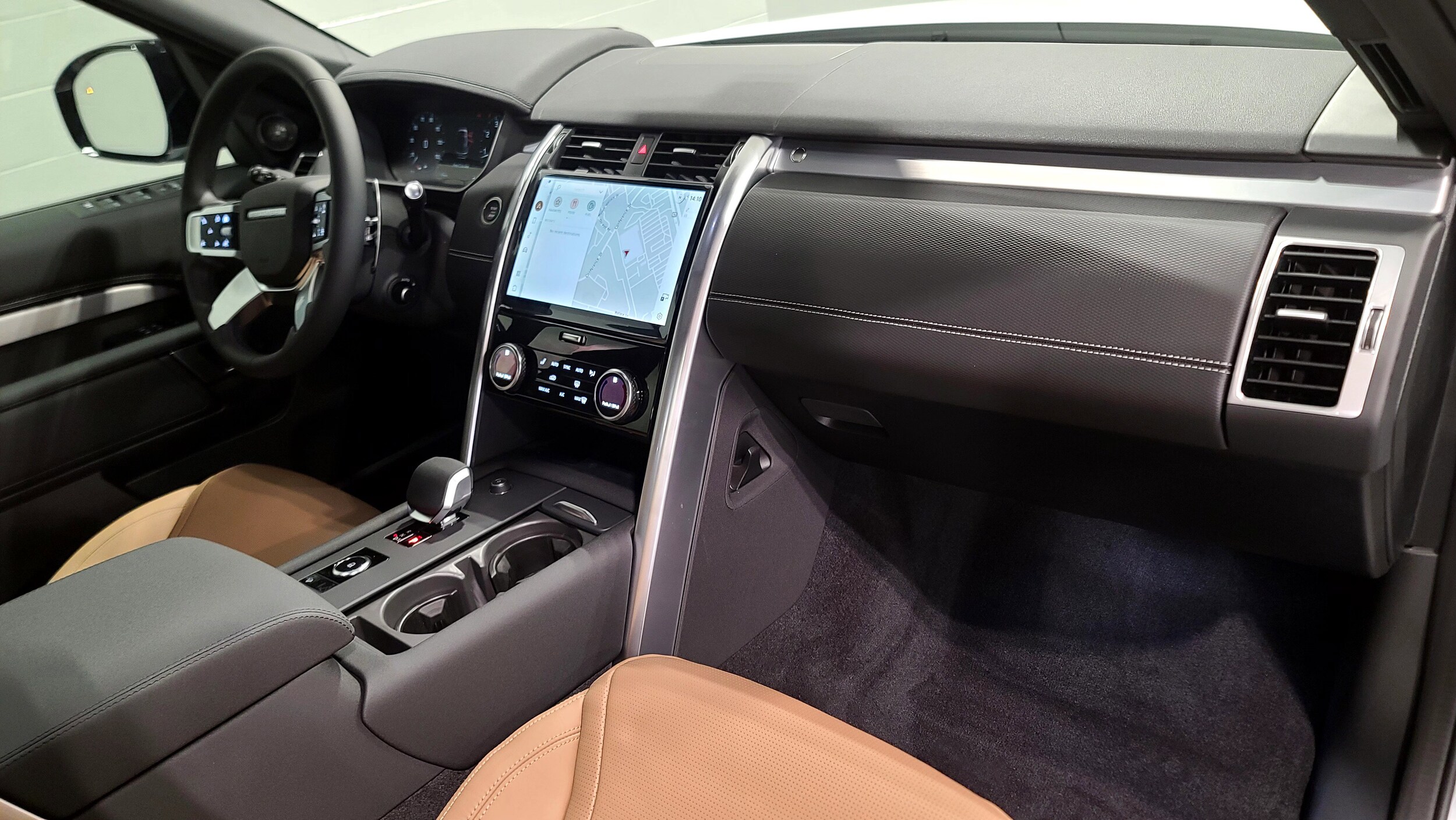 2026 Land Rover Discovery Dynamic SE photo 3