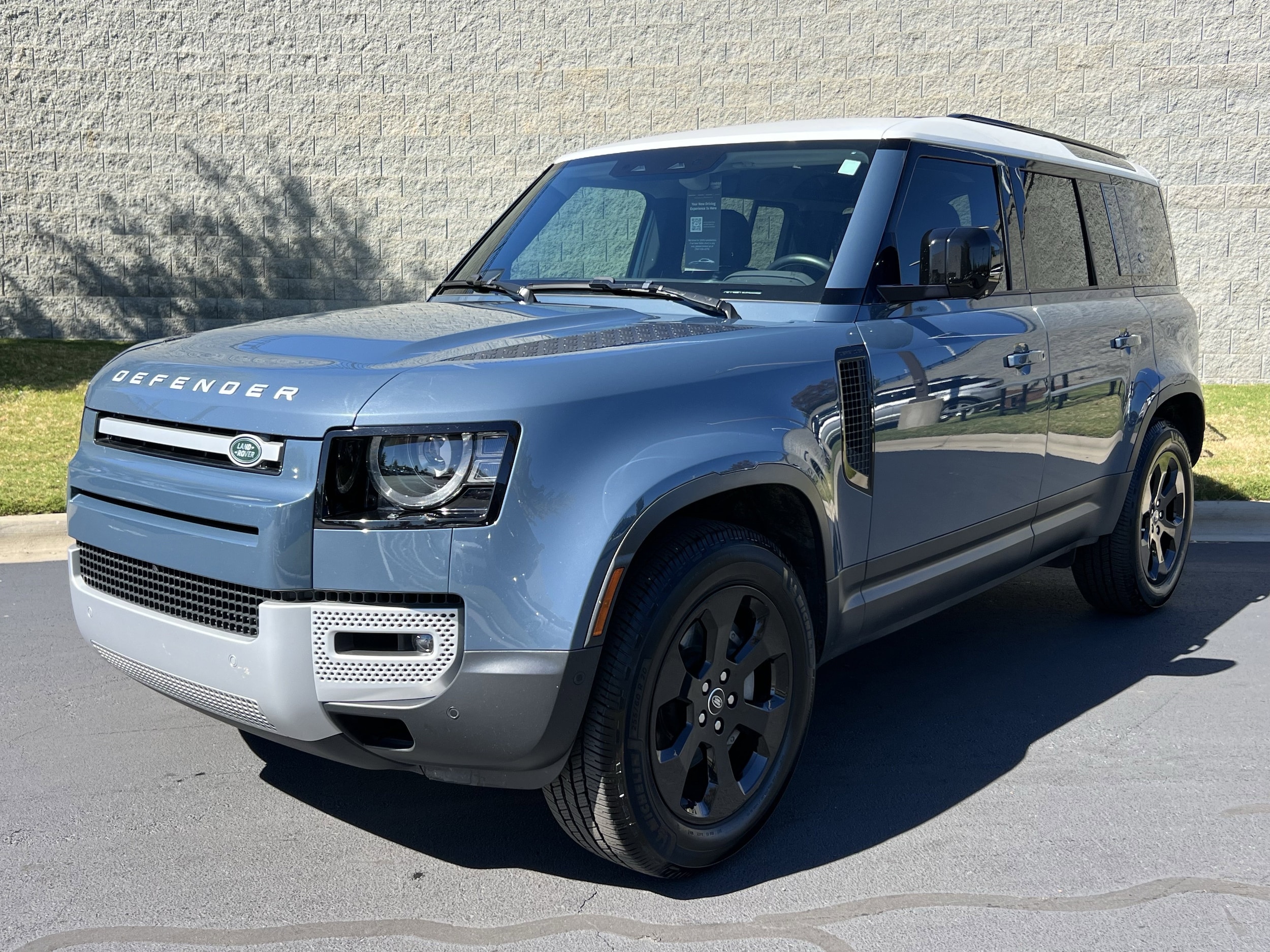 2022 Land Rover Defender SE's photo