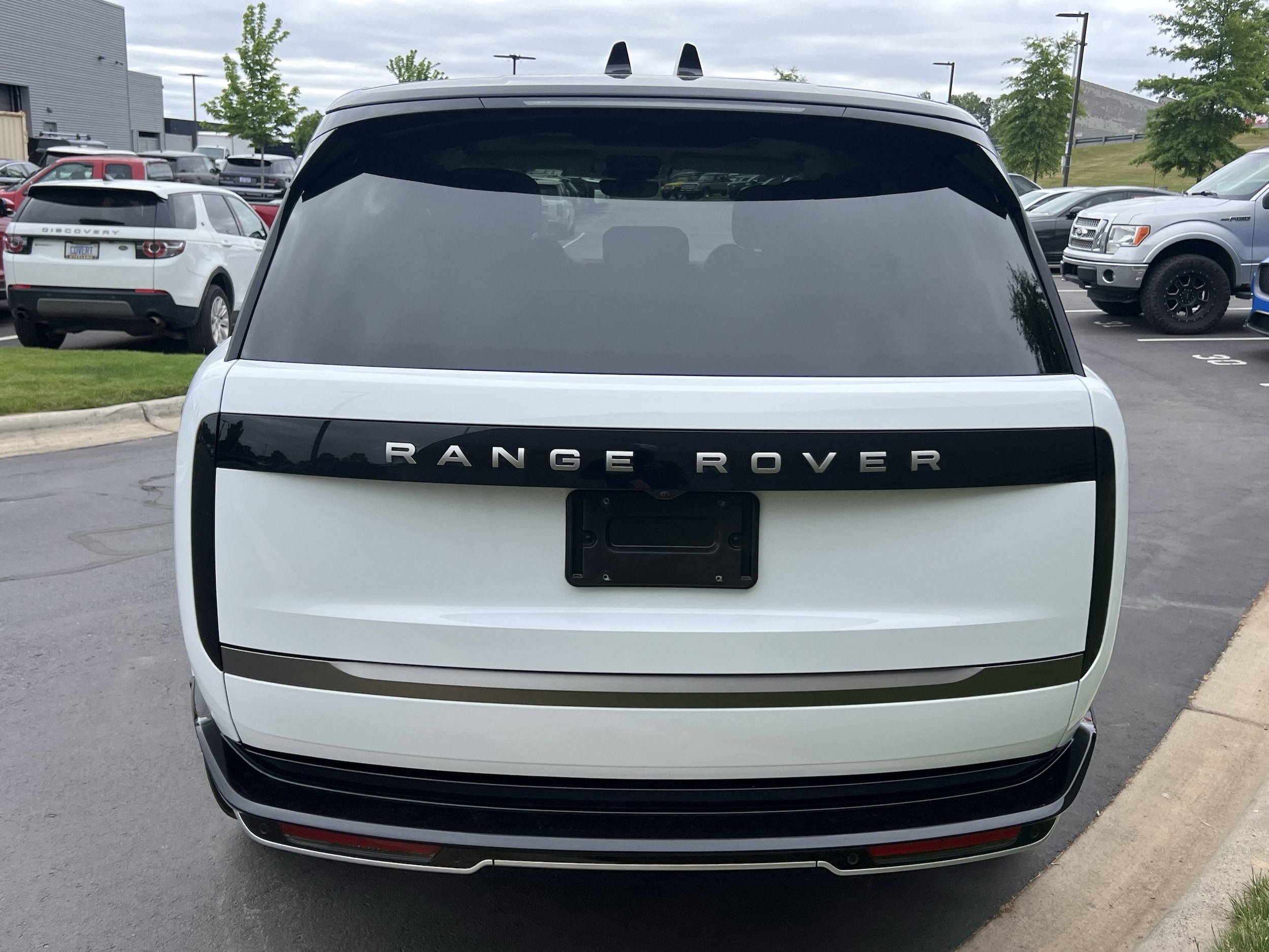 2024 Land Rover Range Rover SE photo 4