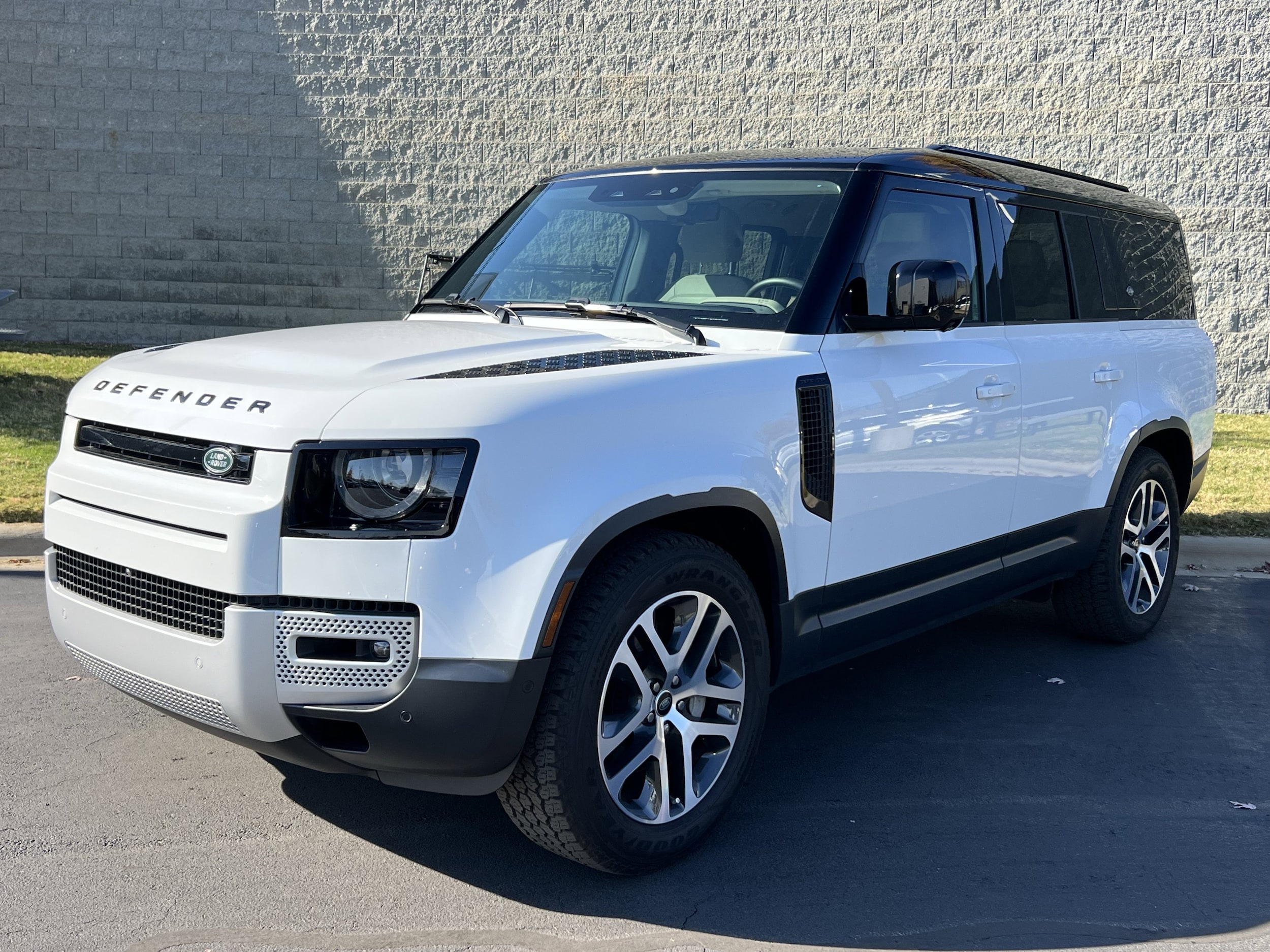 2024 Land Rover Defender S's photo