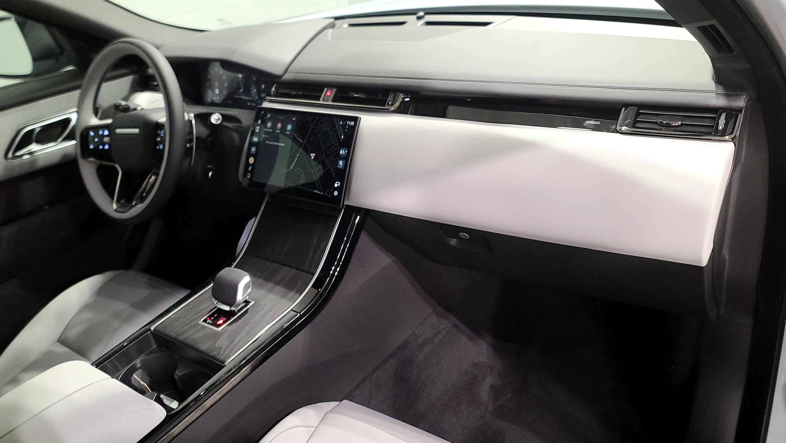 2026 Land Rover Range Rover Velar Dynamic SE photo 3