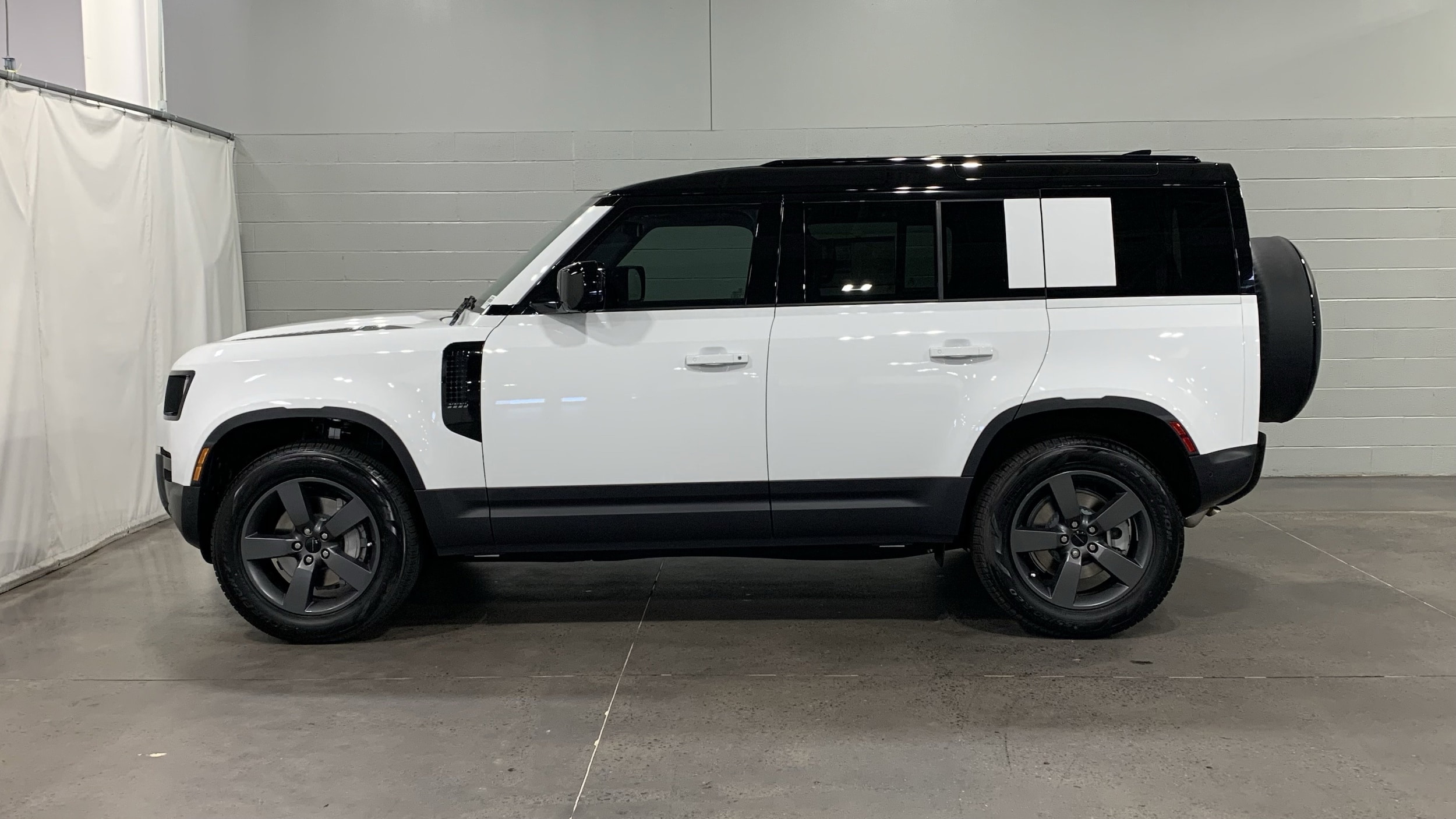 2026 Land Rover Defender 110 P300 S photo 6