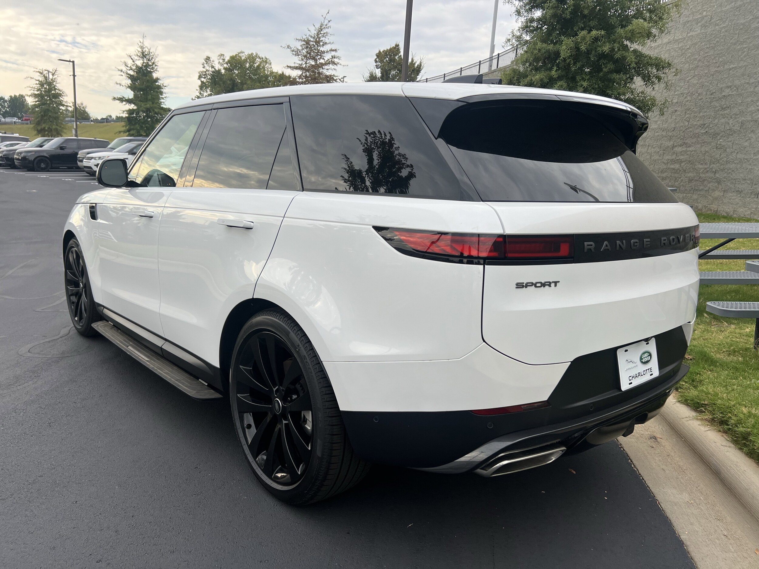 2025 Land Rover Range Rover Sport SE photo 3