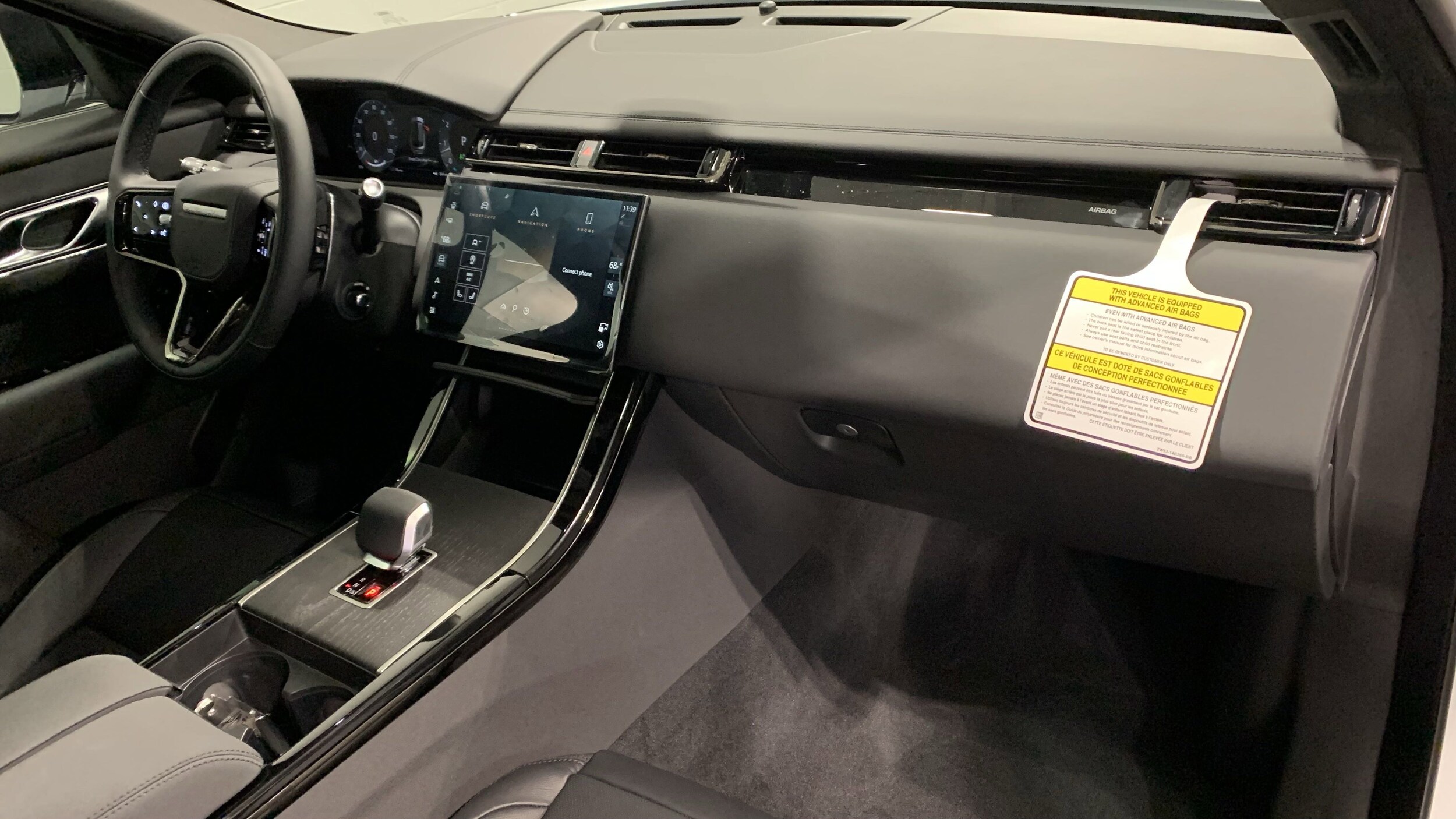 2026 Land Rover Range Rover Velar SE photo 3