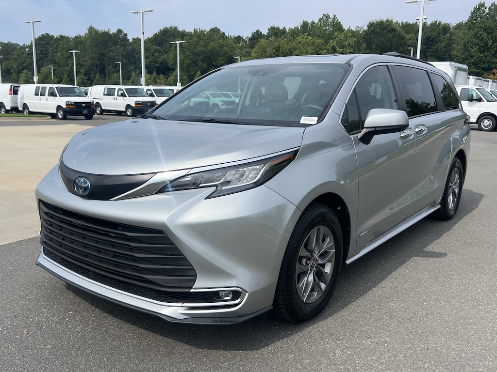 Used 2021 Toyota Sienna XLE Minivan