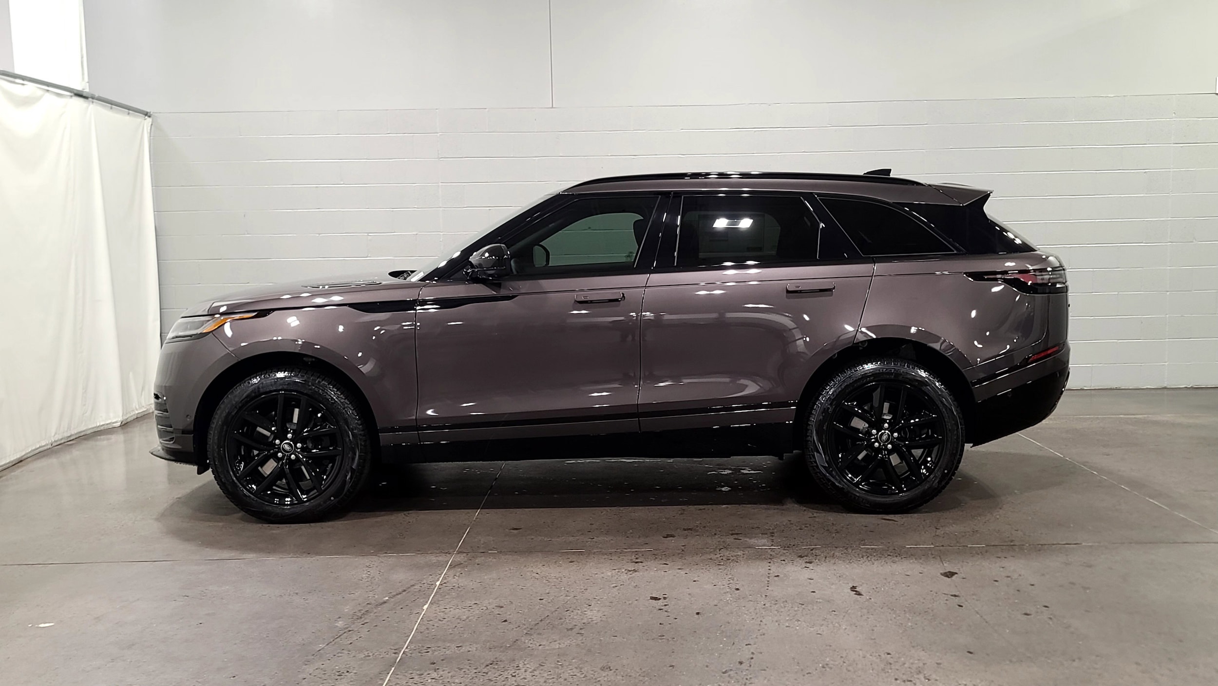 2026 Land Rover Range Rover Velar Dynamic SE photo 6