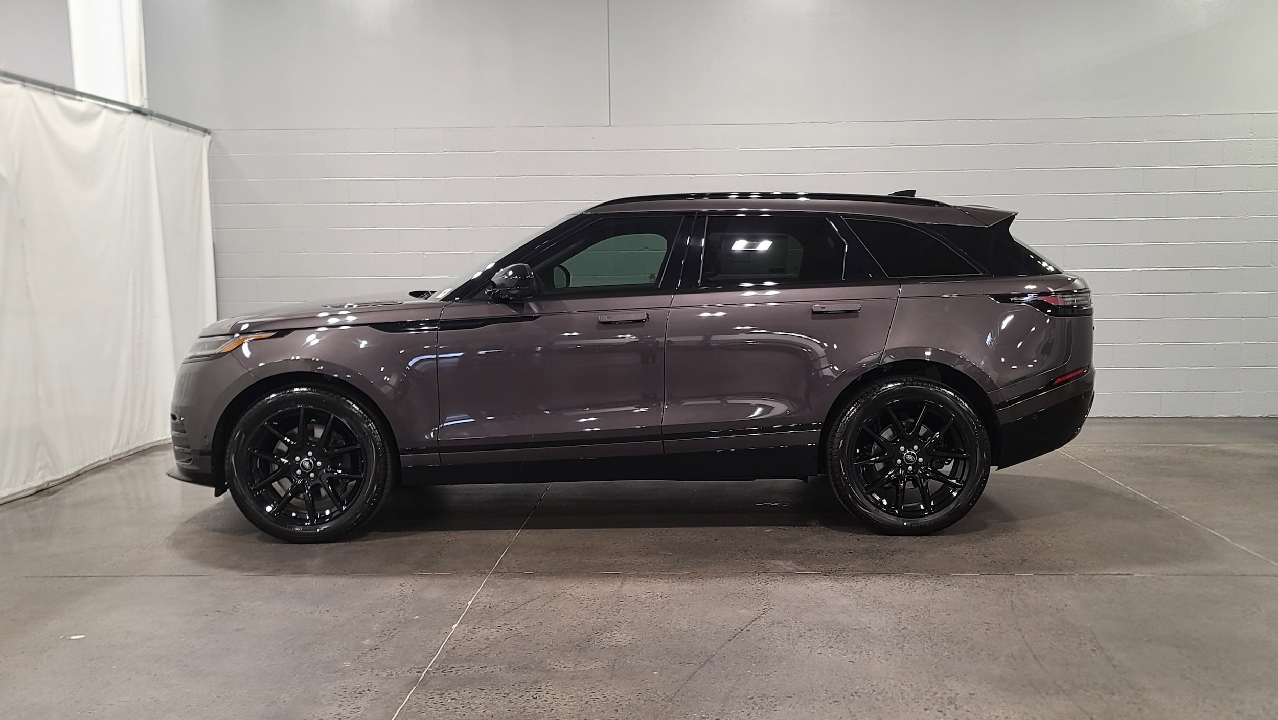 2026 Land Rover Range Rover Velar Dynamic SE photo 6