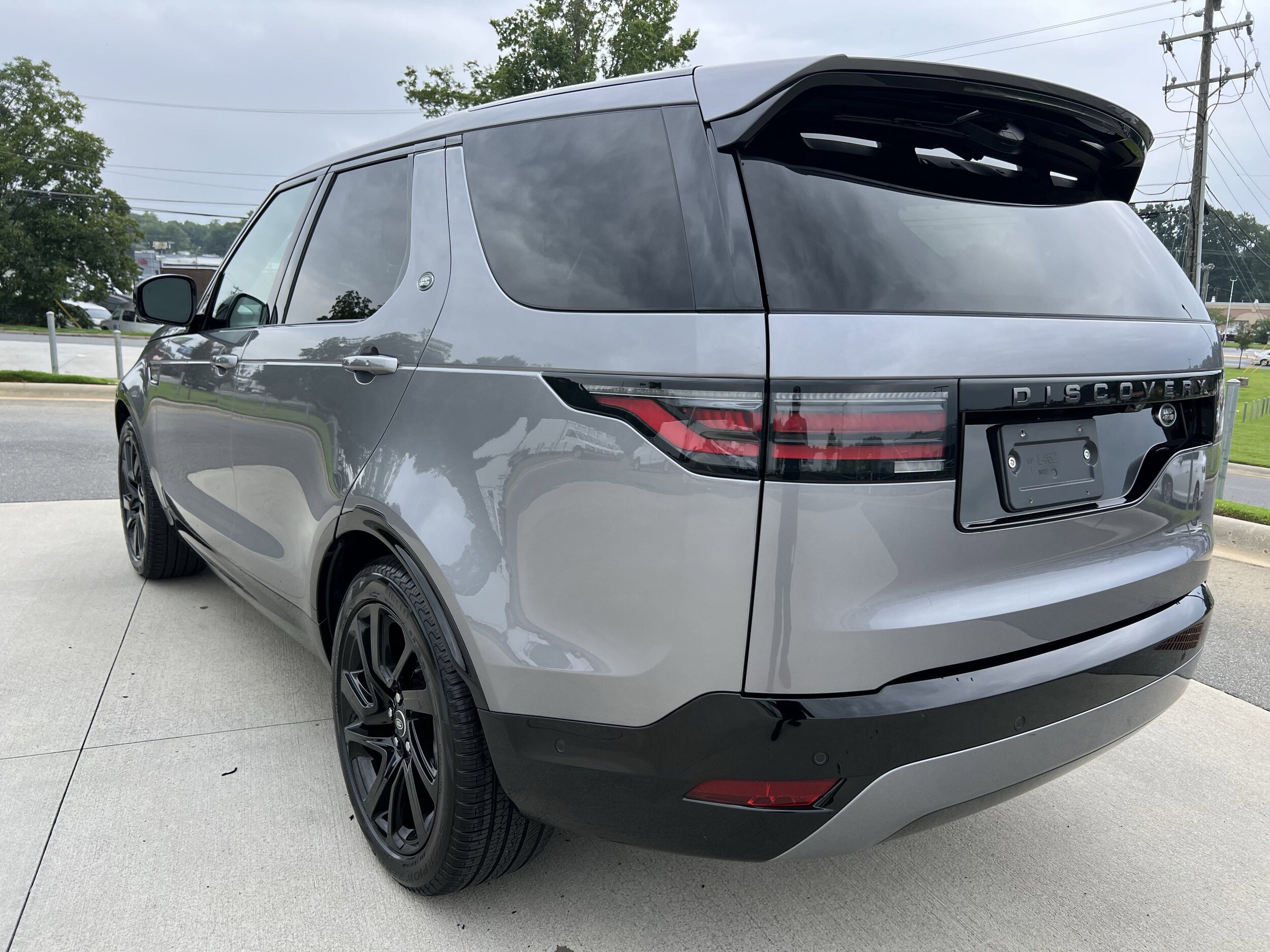 2023 Land Rover Discovery S R-Dynamic photo 3