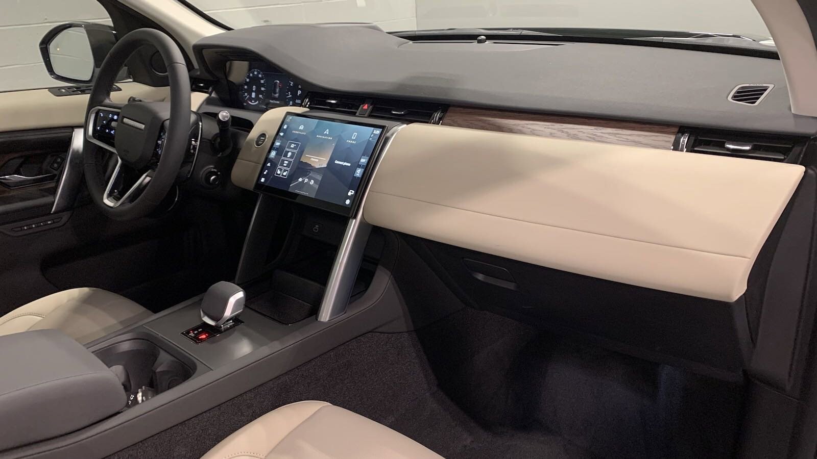 2024 Land Rover Discovery Sport S photo 3