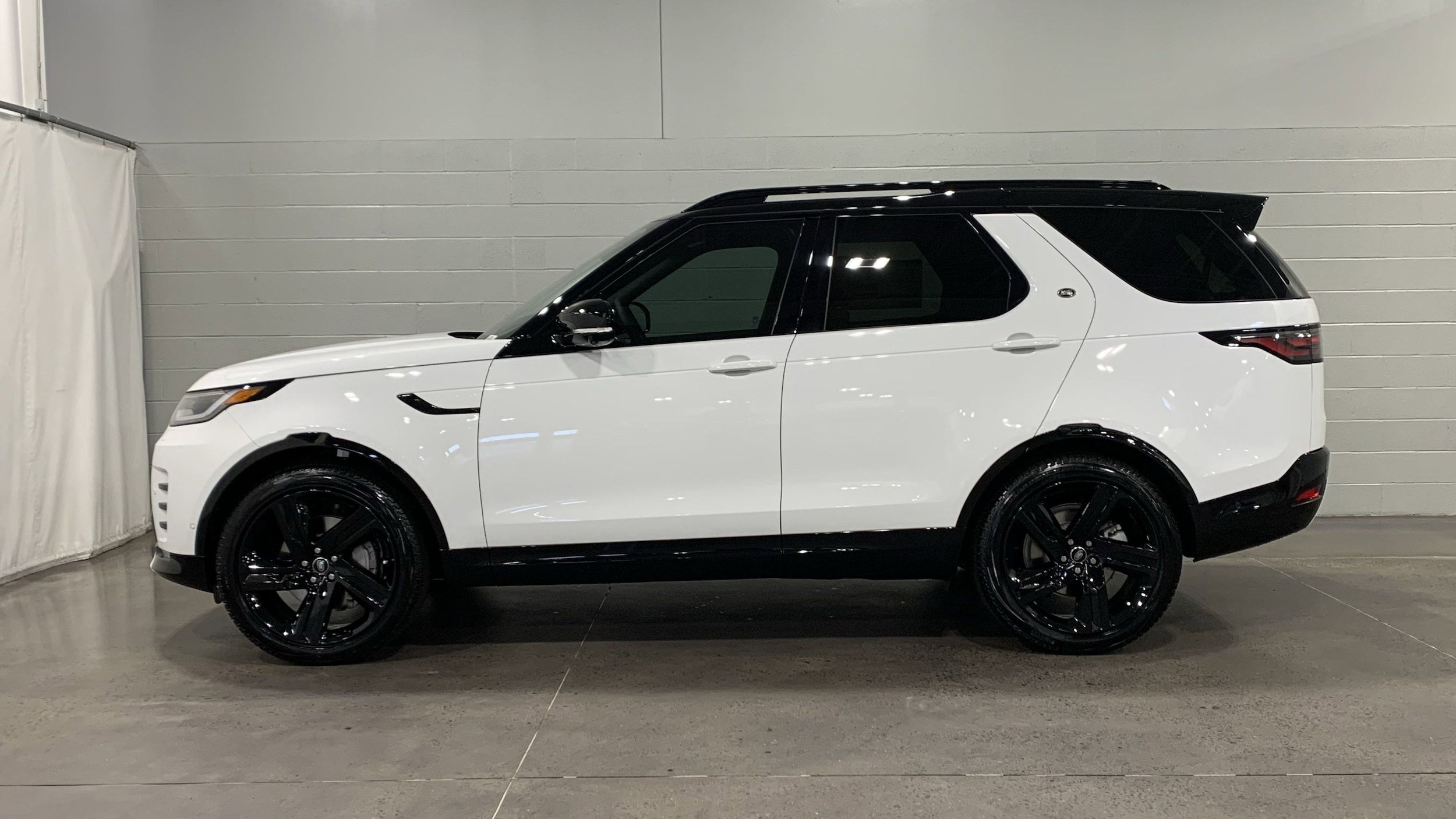 2025 Land Rover Discovery Dynamic SE photo 6