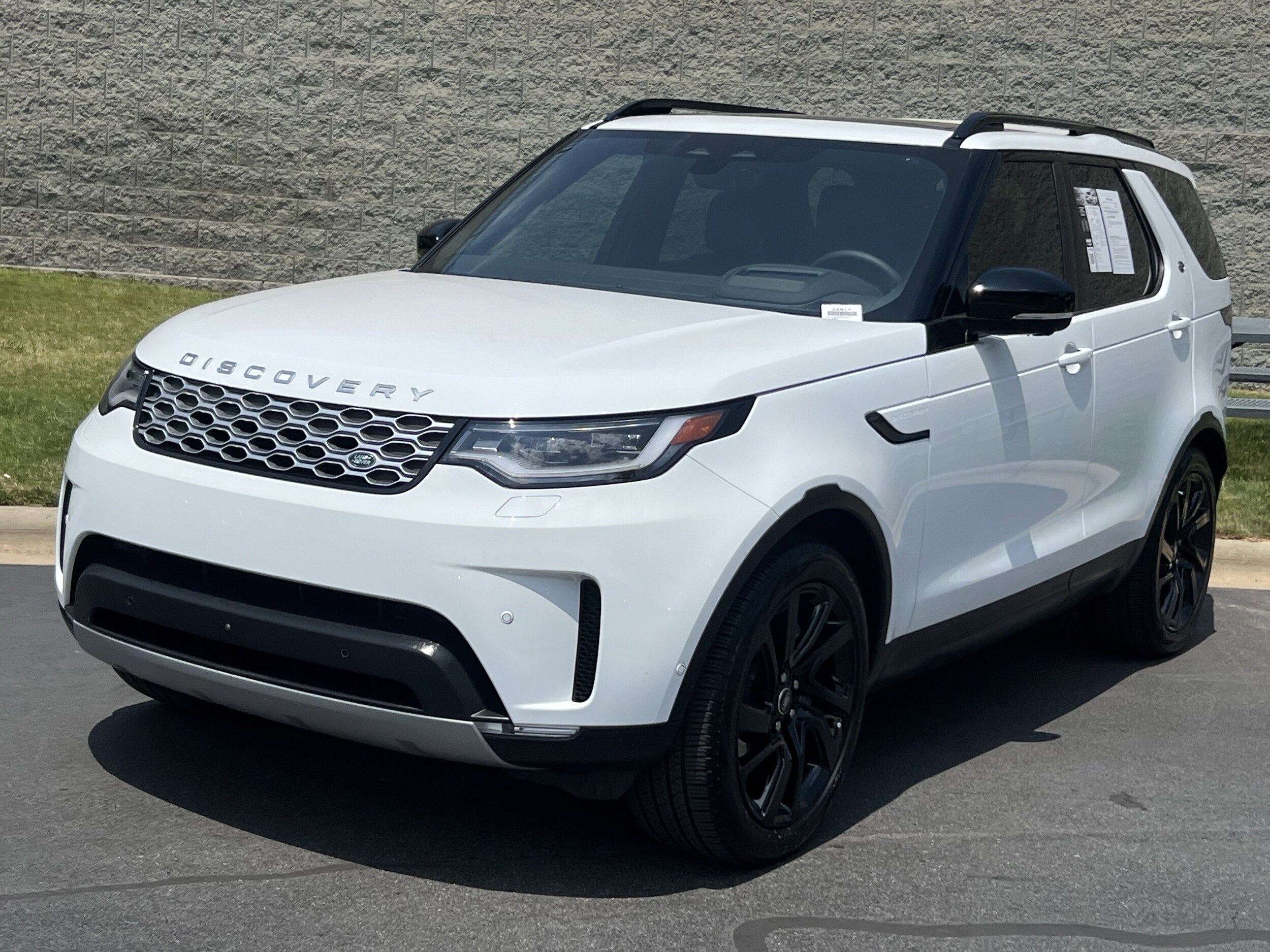 2025 Land Rover Discovery P300 S's photo