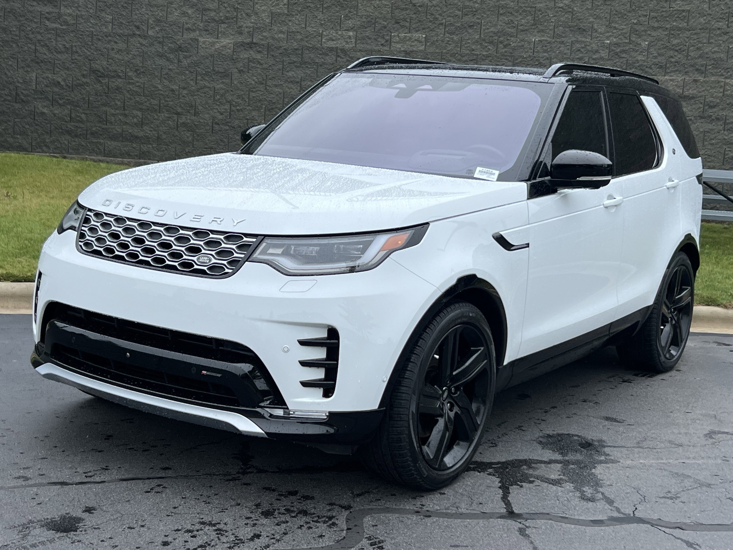 2023 Land Rover Discovery Metropolitan Edition's photo